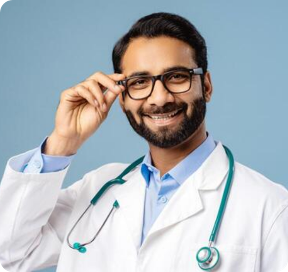 Cliente feliz con gafas nuevas sonriendo