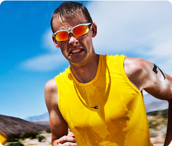 Persona corriendo usando gafas de sol deportivas